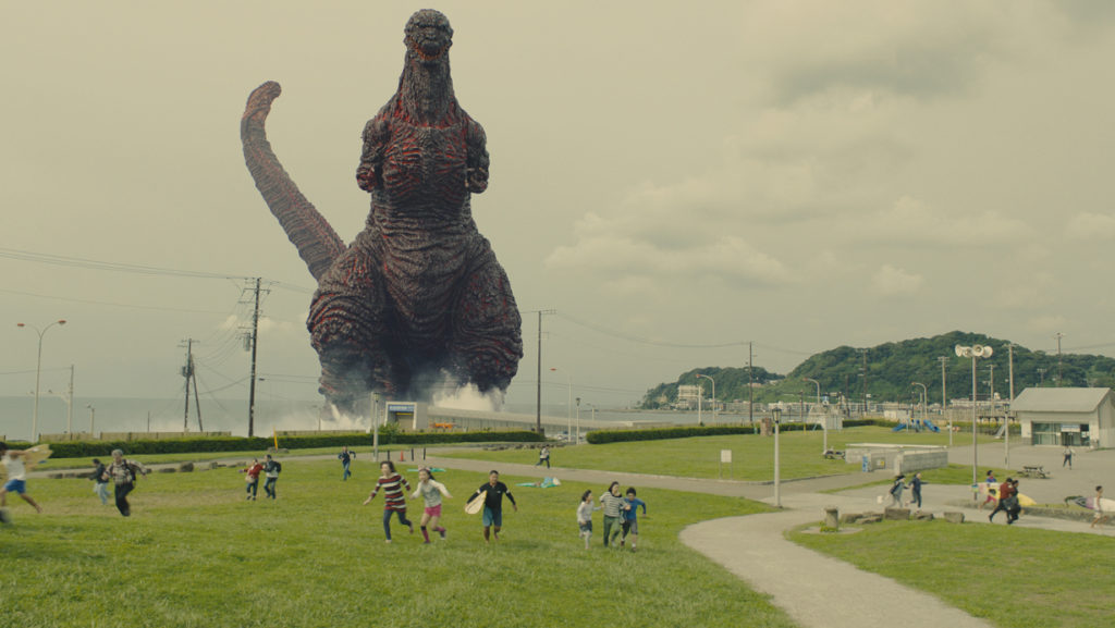Godzilla emerge dal mare puntando Tokyo