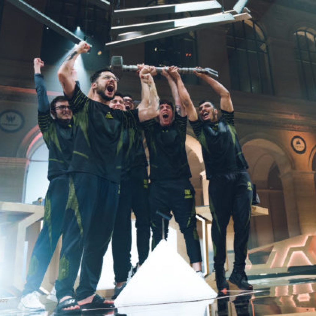 I NiP alzano al cielo l'Hammer in segno di vittoria